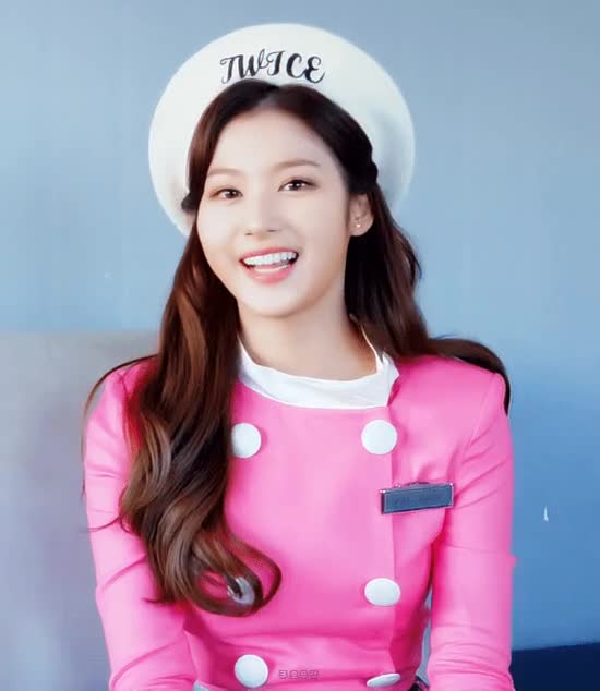 빵모자 쓴 트와이스 사나 미모 4.gif