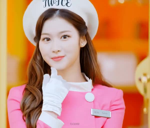 빵모자 쓴 트와이스 사나 미모 1.gif