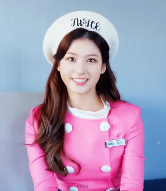 빵모자 쓴 트와이스 사나 미모 2.gif