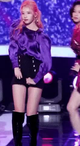 지그시 쳐다보는 사나 2.gif