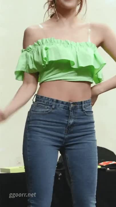 러블리즈 이미주 청바지에 오프숄더 2.gif
