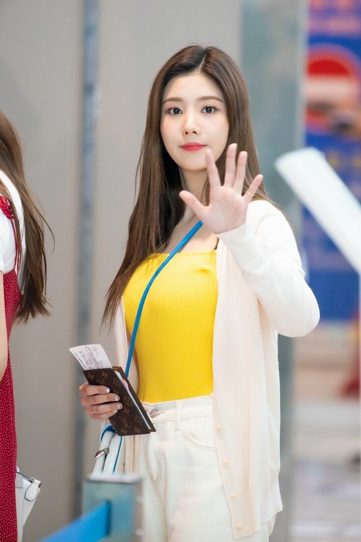 권은비 크로슴백 10.jpg