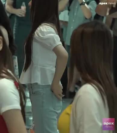 권은비 크로슴백 1.gif