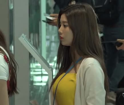 권은비 크로슴백 3.gif