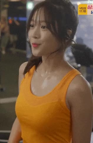 민소매 입은 조보아 1.gif