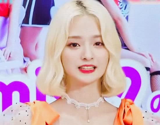 양갈래 만드는 프로미스나인 이나경.gif
