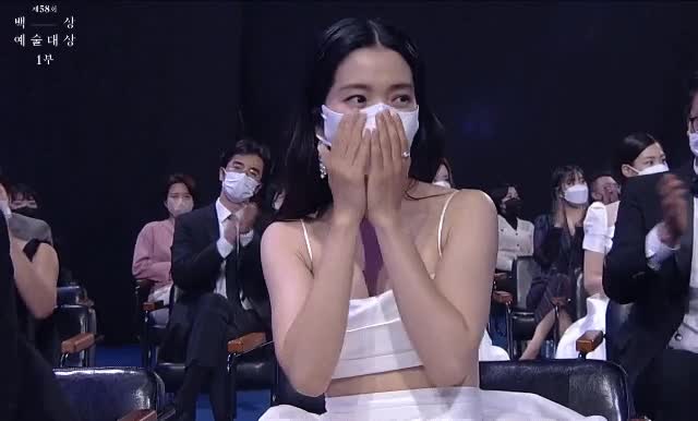 쿨하게 축하 사양하는 김태리.gif