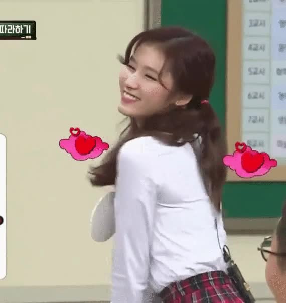 사랑스러운 트와이스 사나 2.gif
