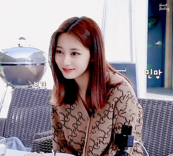짠_하는 게 좋은 쯔위 4.gif
