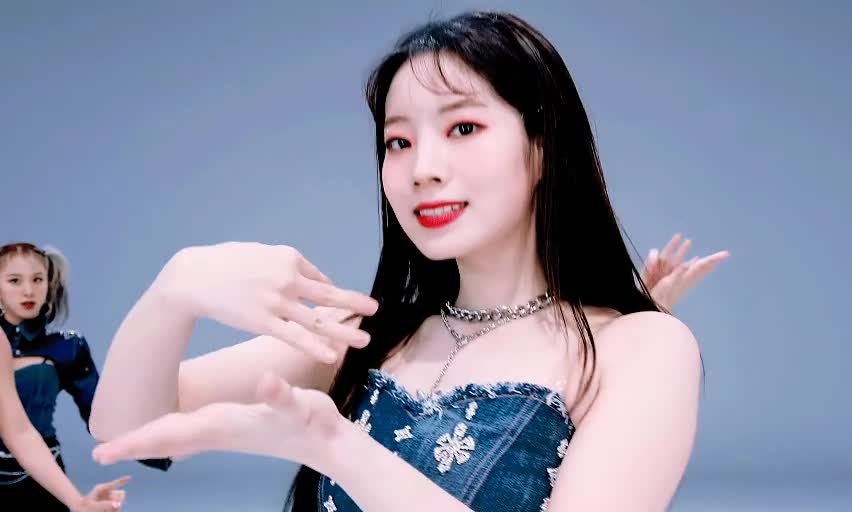 청색의 트와이스 다현 2.gif