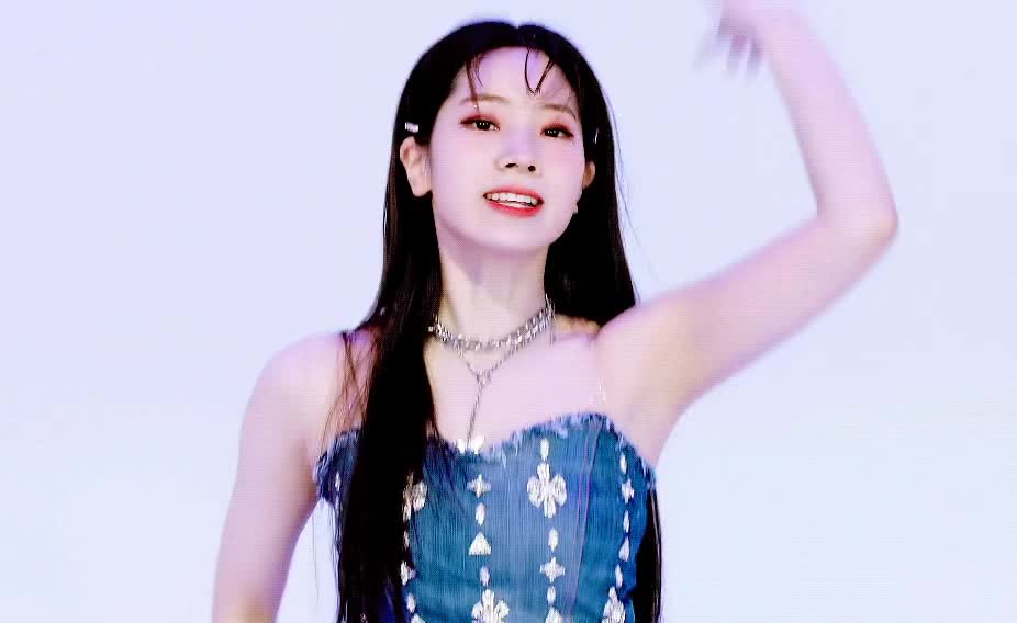 청색의 트와이스 다현 1.gif