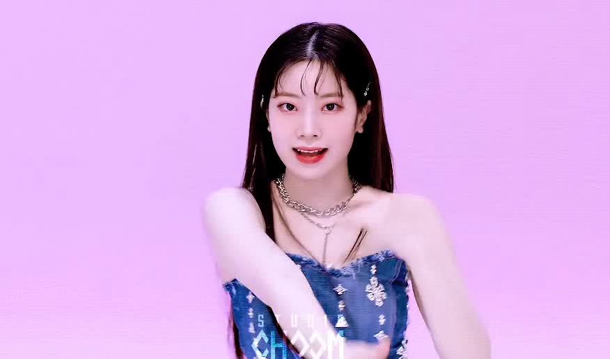 청색의 트와이스 다현 3.gif