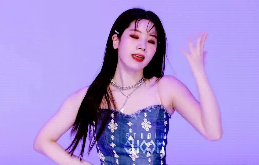 청색의 트와이스 다현 4.gif