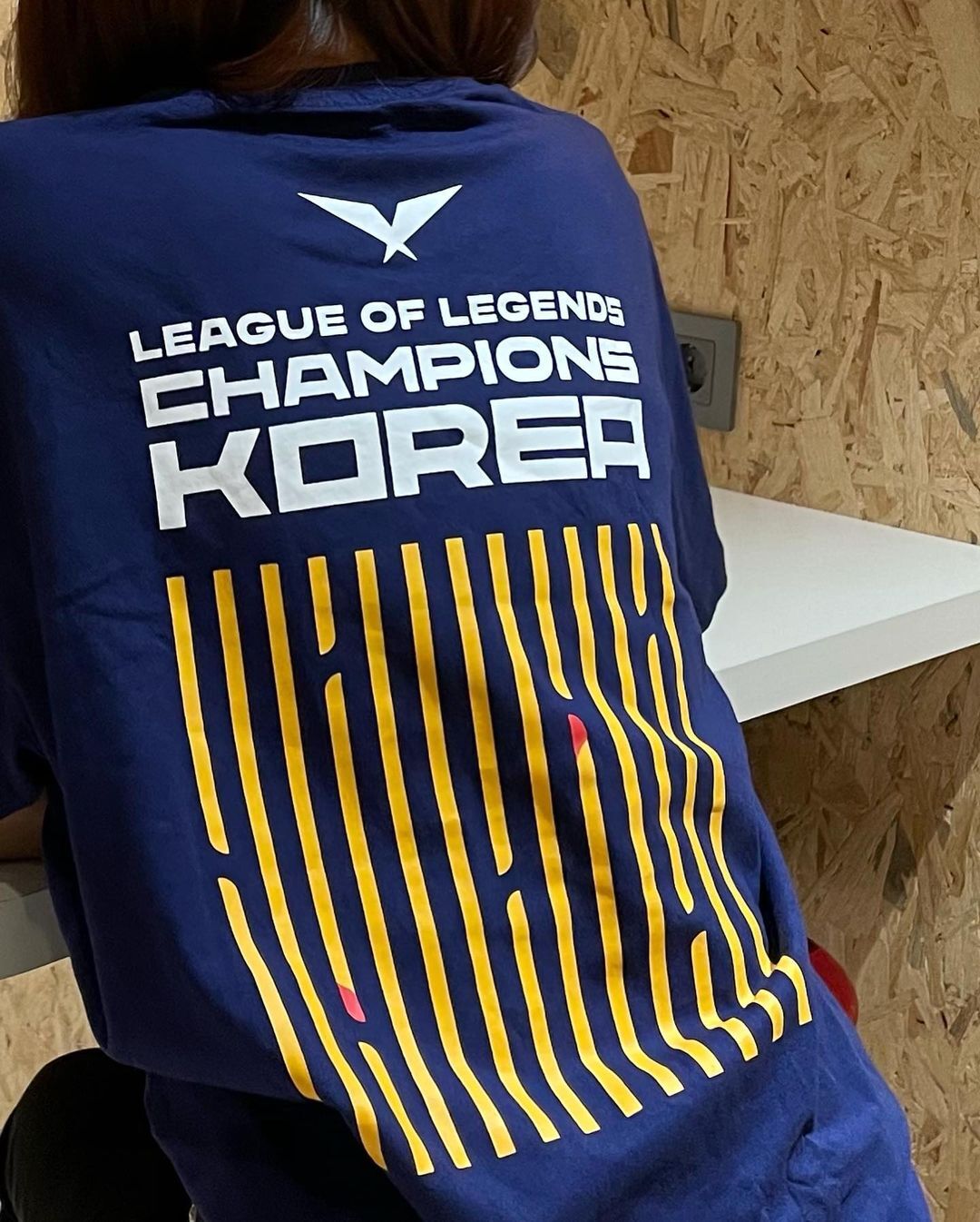 LCK X 맥도날드 콜라보 굿즈 착용한 윤수빈 아나운서 - 꾸르