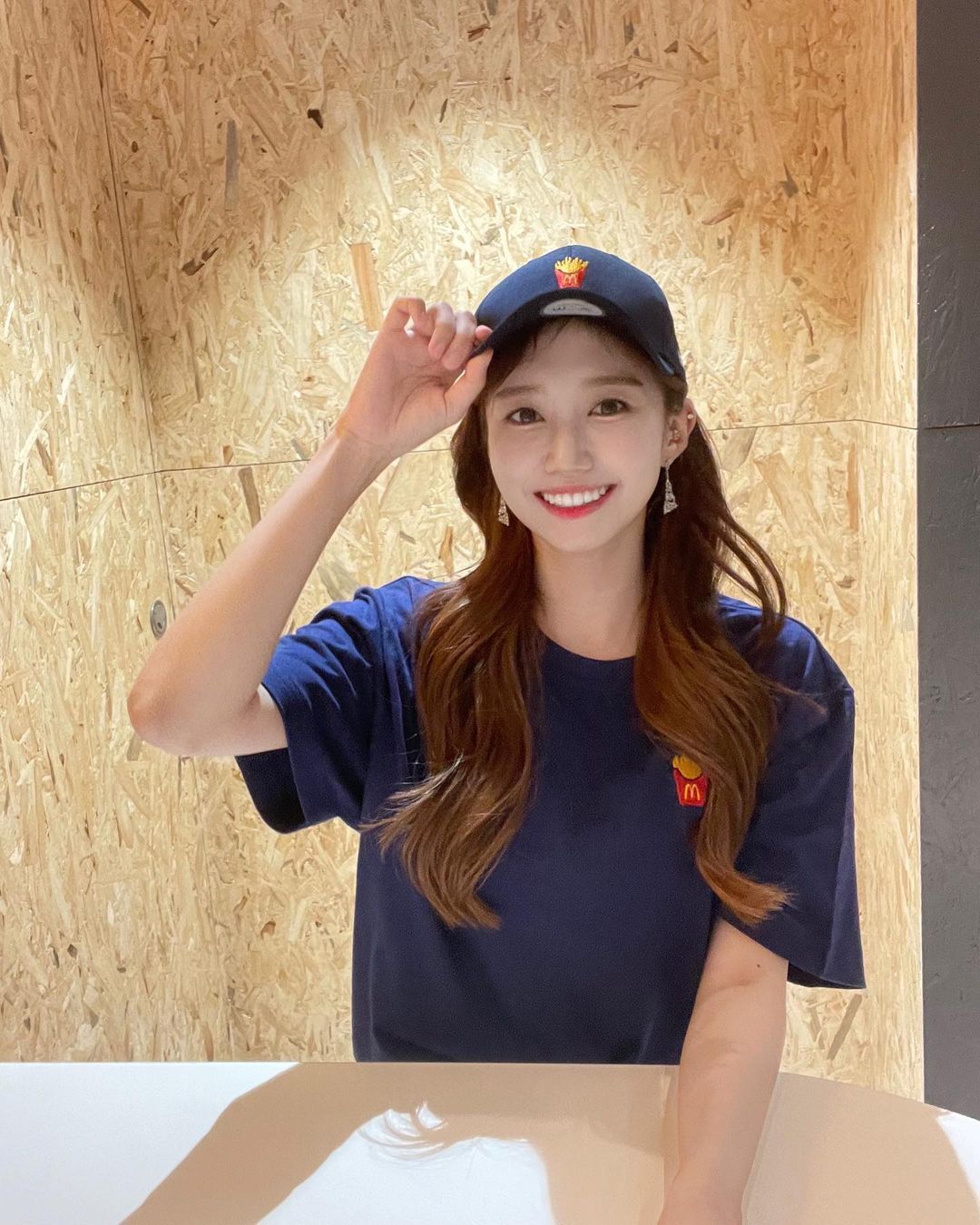 LCK X 맥도날드 콜라보 굿즈 착용한 윤수빈 아나운서 - 꾸르