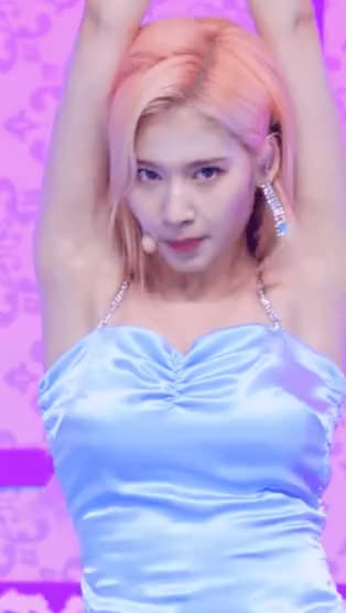 팔 드는 요망사나 1.gif