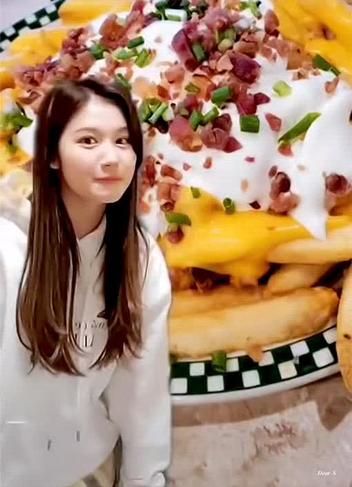 배고픈 트와이스 사나.gif