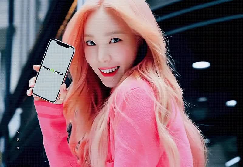 핑크핑크한 소녀시대 태연 1.gif