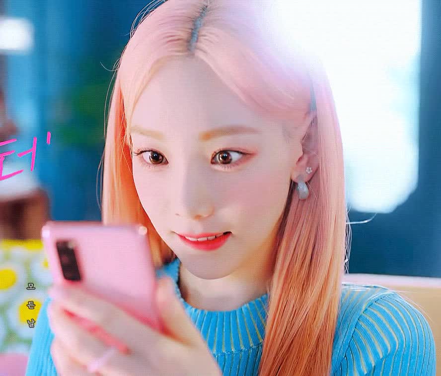 핑크핑크한 소녀시대 태연 3.gif