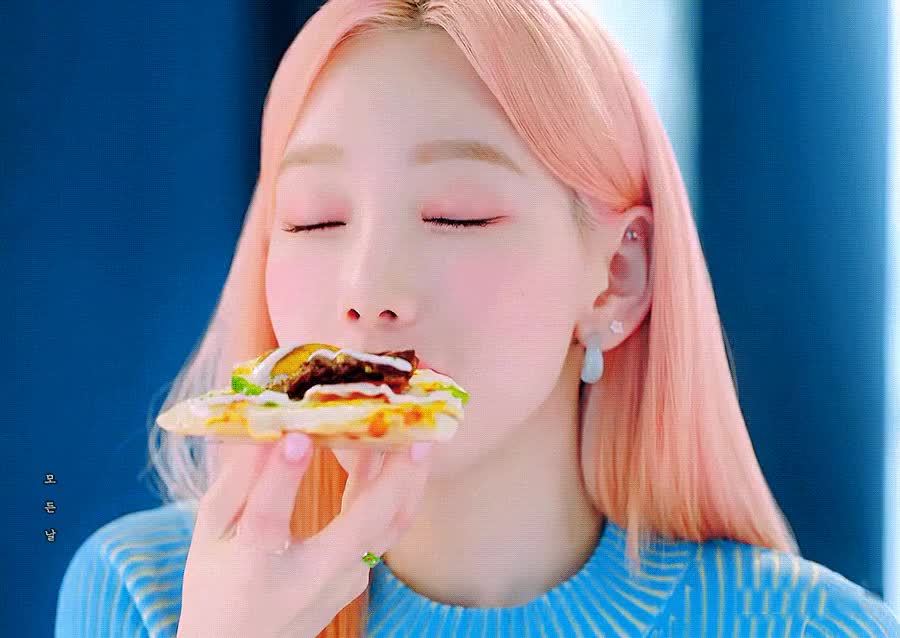 핑크핑크한 소녀시대 태연 4.gif