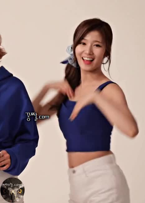 섹시 큐티 청순 다 가능한 섹시 아이돌 사나 8.gif