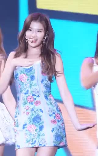 섹시 큐티 청순 다 가능한 섹시 아이돌 사나 2.gif