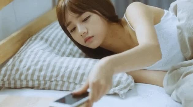 폰 확인하며 일어나는 걸스데이 혜리.gif