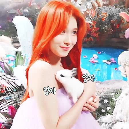 토끼 안고있는 사나.gif