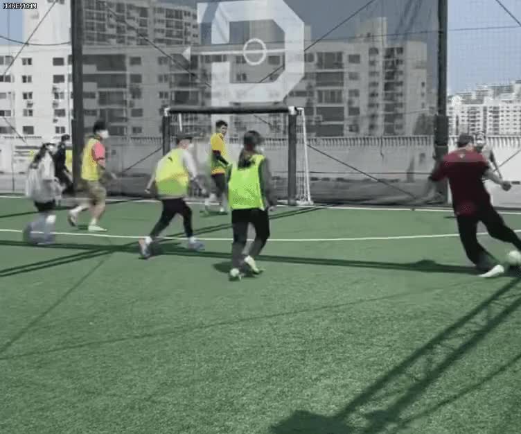 매주 동호회 풋살 뛰는 송소희 3.gif