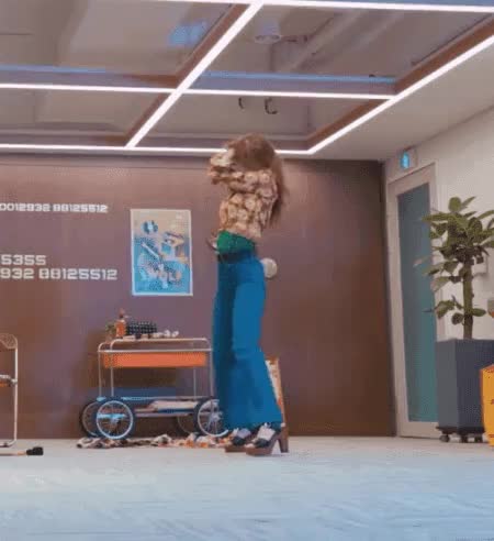 셔츠 벗어던지는 러블리즈 이미주 3.gif