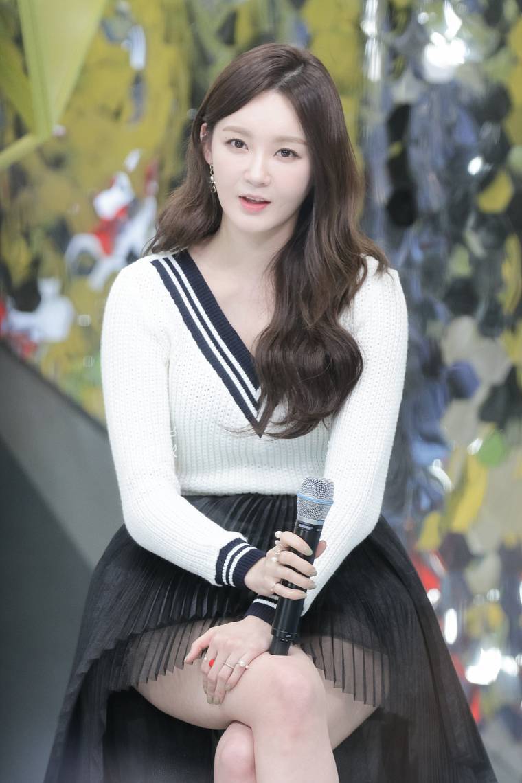 다리 꼬는 다비치 강민경 2.jpg
