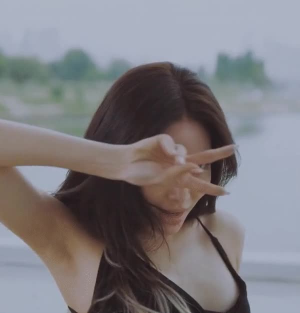 뮤비속 섹시한 청하 2.gif