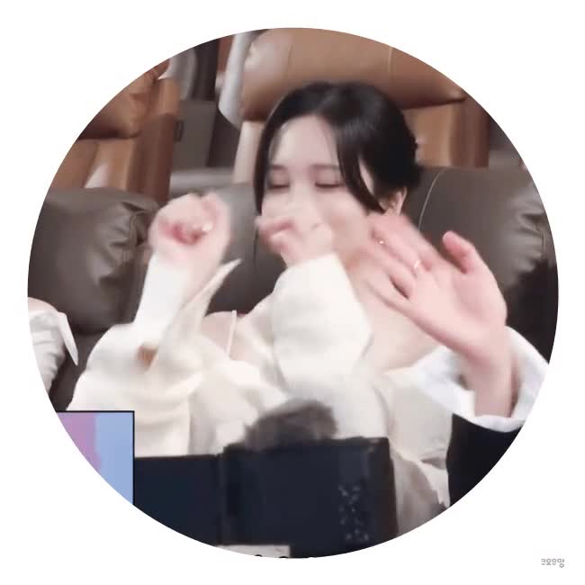 디페스타 비하인드 미나 1.gif