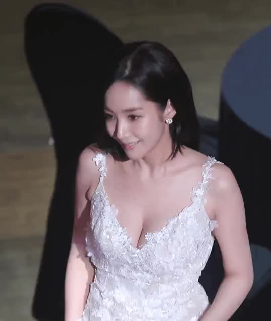박민영의 풍만함1.gif