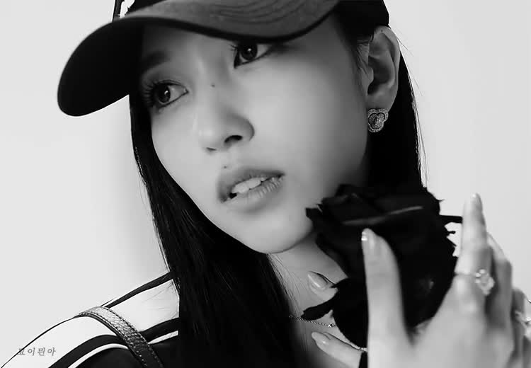 메트로시티 뮤즈 트와이스 미나 1.gif