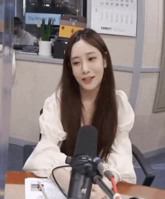 라디오 방송하는 러블리즈 유지애 2.gif
