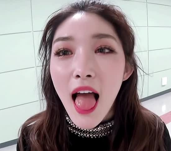 청하의 혀 개인기.gif