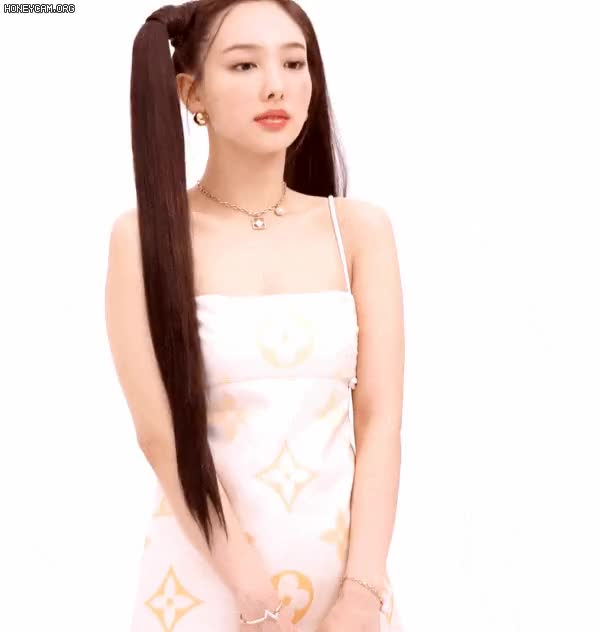 양갈래 머리 한 트와이스 나연 8.gif