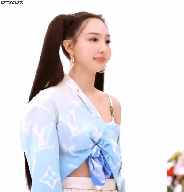 양갈래 머리 한 트와이스 나연 3.gif