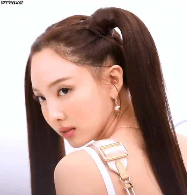 양갈래 머리 한 트와이스 나연 4.gif