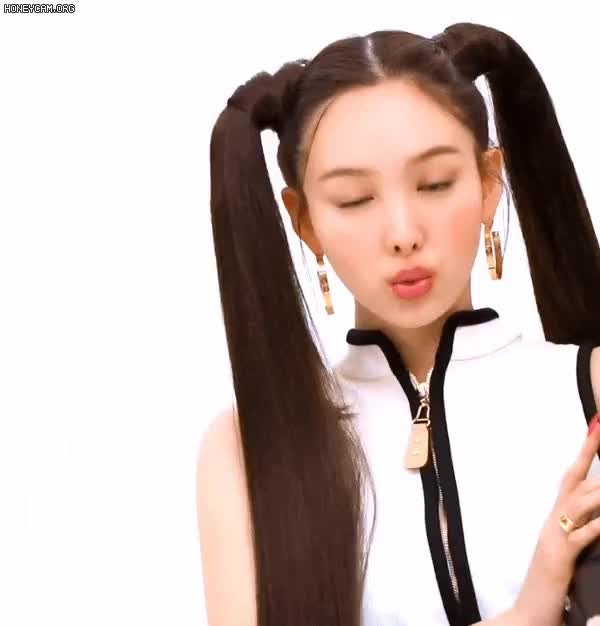 양갈래 머리 한 트와이스 나연 7.gif