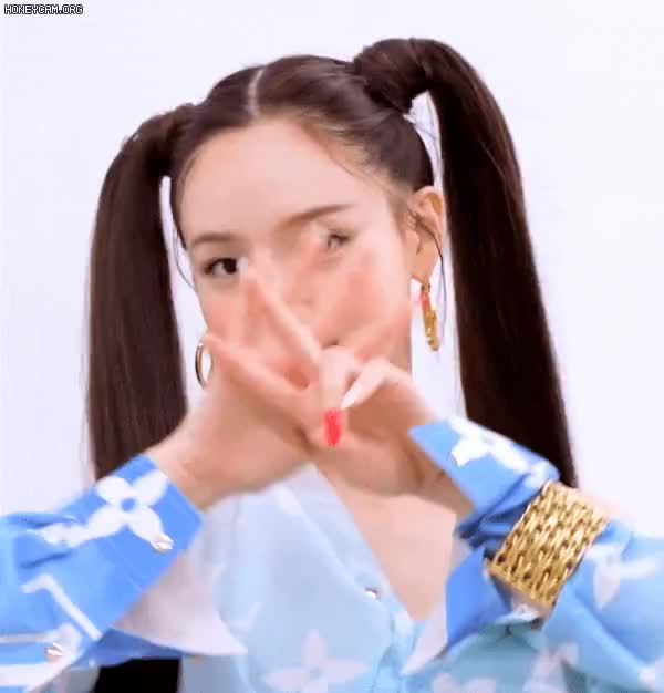 양갈래 머리 한 트와이스 나연 1.gif