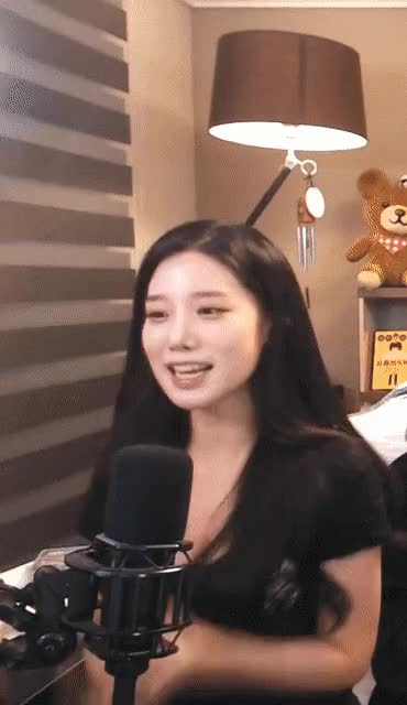 청바지 올리는 조현 3.gif