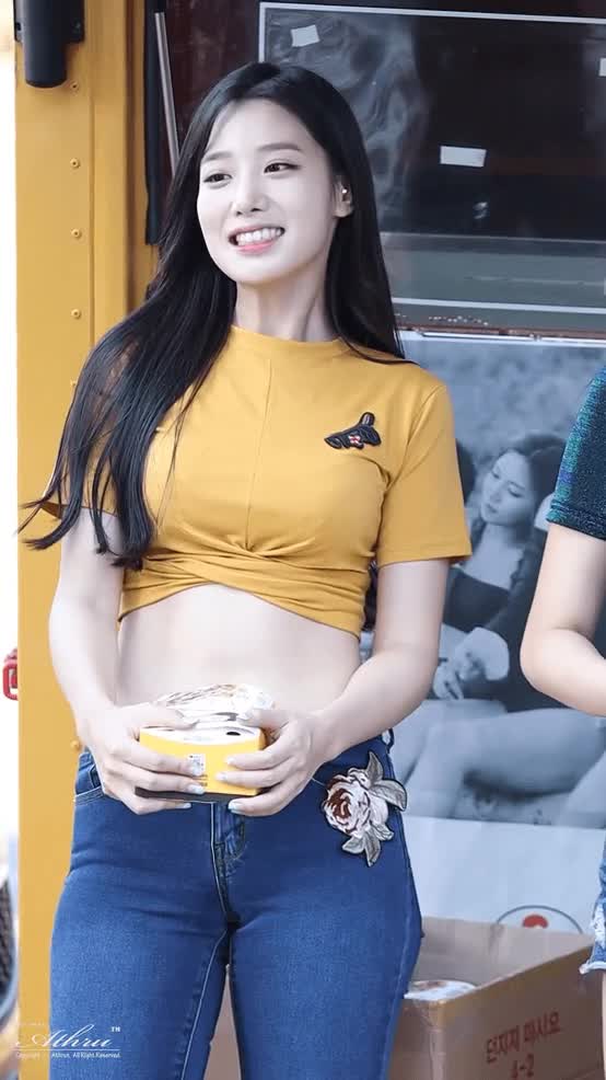 청바지 올리는 조현 7.gif