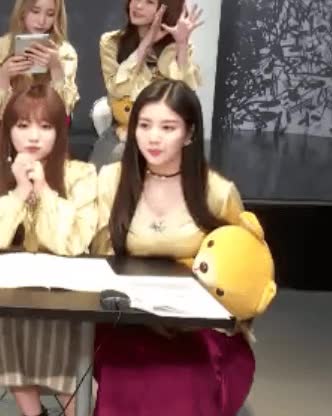 권은비 버릇 1.gif