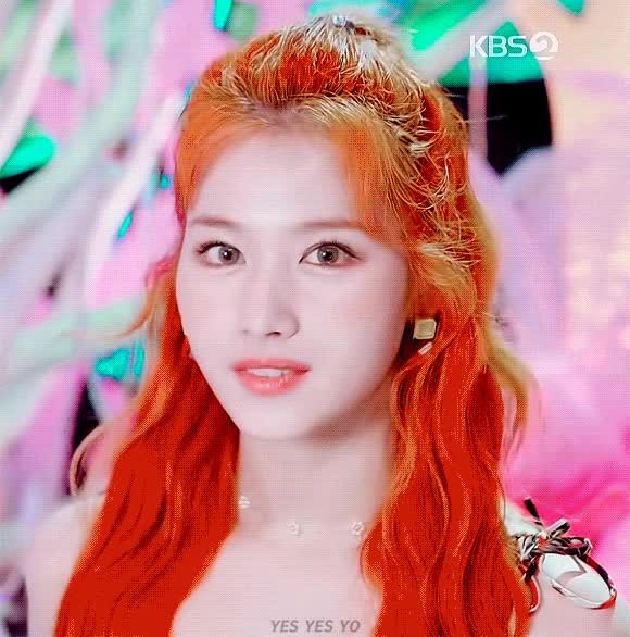 사람 홀리는 사나의 눈빛 7.gif