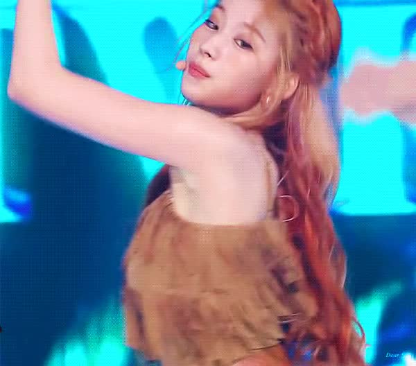 사람 홀리는 사나의 눈빛 1.gif