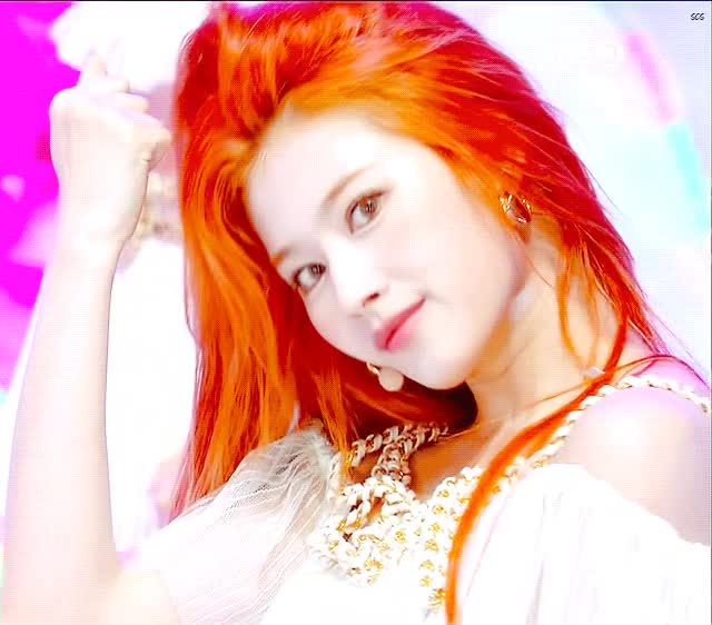 사람 홀리는 사나의 눈빛 3.gif
