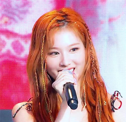 사람 홀리는 사나의 눈빛 5.gif