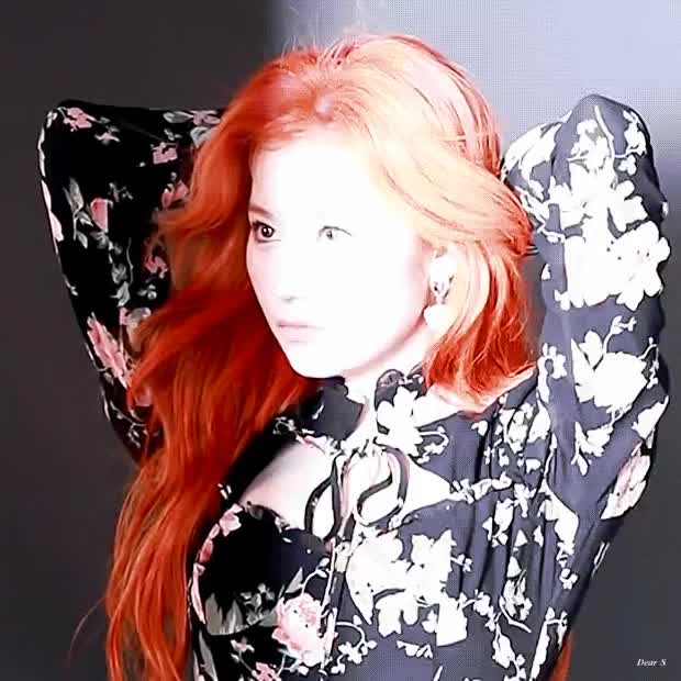 사람 홀리는 사나의 눈빛 10.gif